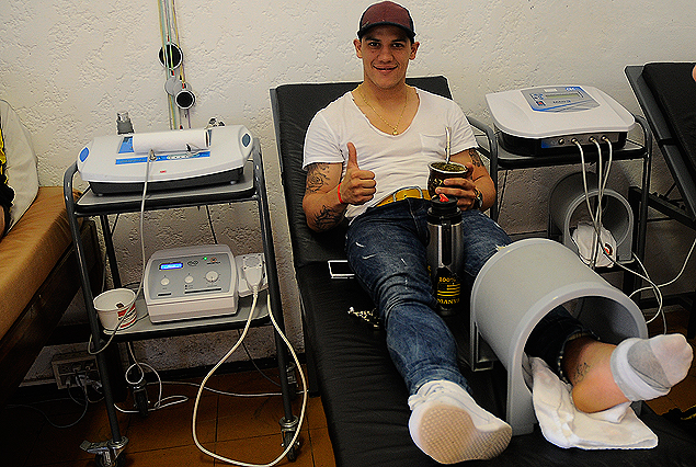 Carlos Núñez, mate en mano, ultrasonido en el tobillo izquierdo, en la sanidad de Los Aromos.