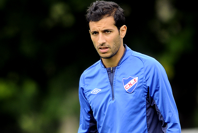 Pablo Alvarez va en el lateral derecho. 