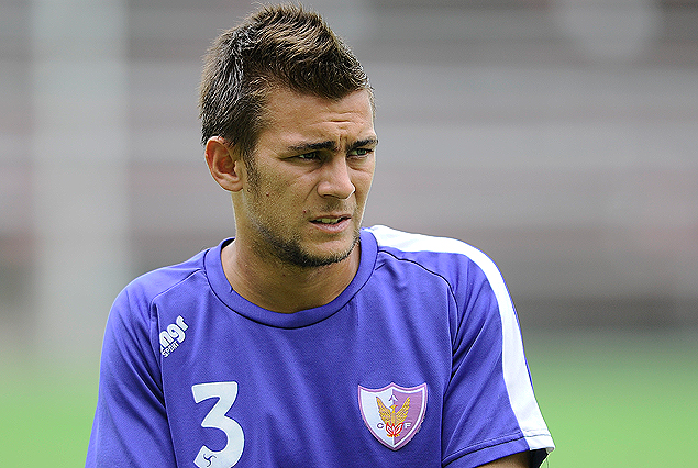 Gonzalo Papa en carrera al mediocampo de Fénix