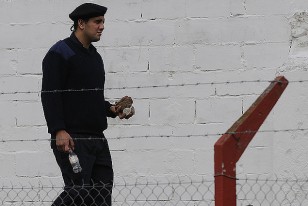 La Policía de Florida en todos los detalles como se aprecia en la imagen sacando piedras para evitar problemas.  