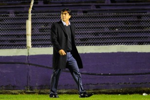 Gustavo Quinteros, se marcha de la cancha expulsado. El técnico de Emelec pasó del banco a la tribuna.