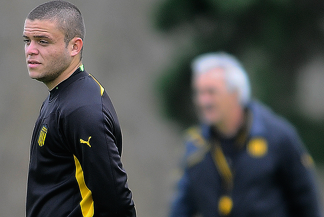 Jonathan Rodríguez seguido de cerca por Jorge Fossati en su evolución; el delantero en la cuenta regresiva al sábado en el Franzini.