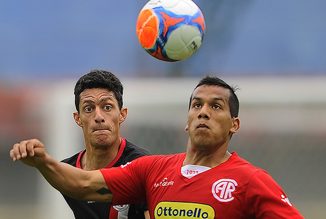 Hugo Soria al cruce de Bruno Montelongo; el defensa jugó gran partido. 