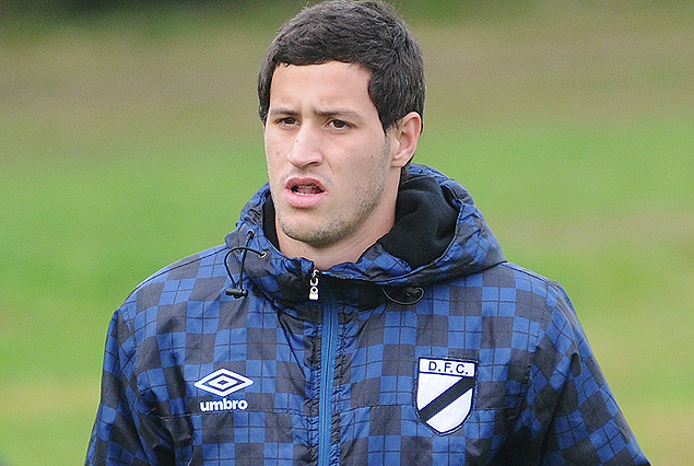 Martín Silvera ingresa por el suspendido Ernesto "Tecla" Farías.