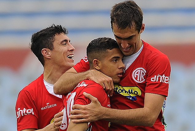David Terans recibe el abrazo de Gustavo Alles y José Varela, tras poner el 1:0 para el bicho colorado que ganó 2:0. 