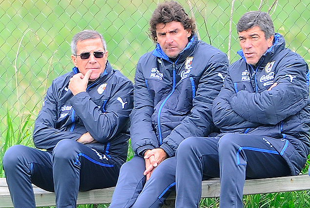 Oscar Tabárez, junto a Mario Rebollo y el Profesor Herrera observando el encuentro. 