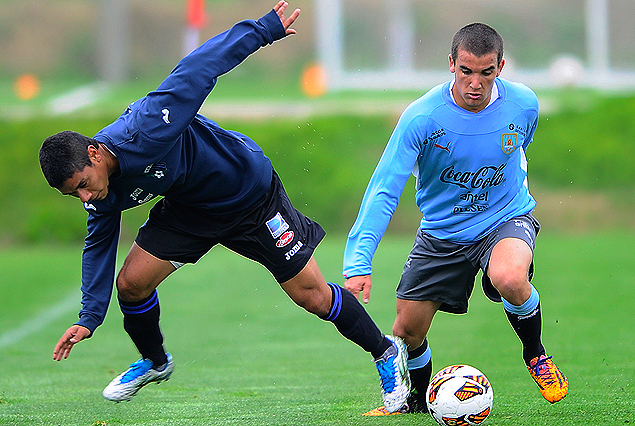 Lucas Tamareo intenta frenar el avance de Mauro Arambarri en el amistoso entre la Selección Sub 20 y Liverpool. 