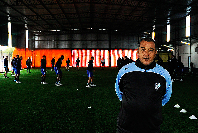 Juan Tejera asumió el martes como técnico de Cerro y el temporal llevó al equipo de la Villa a un gimnasio. 
