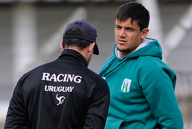 Darwin Torres y el fisioterapeuta de Racing en el Roberto. 