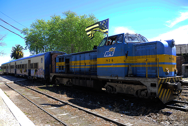 Los aurinegros en el Tren desde la Estación de AFE llegando al Pueblo Peñarol.