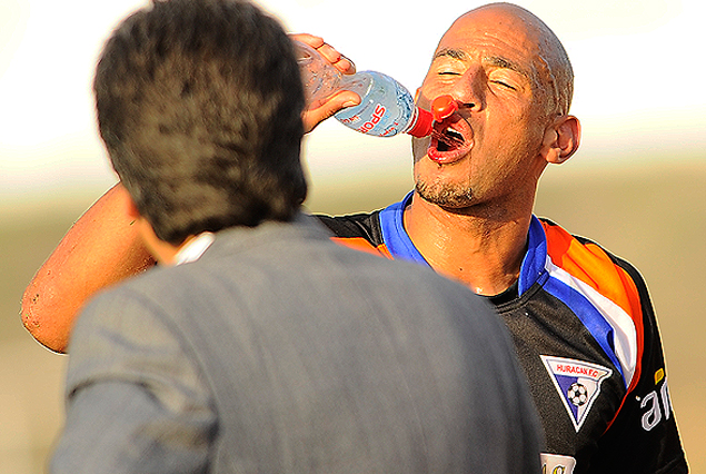 Vaquero toma agua luego del choque con Pereira donde se produjo un corte en su labio
