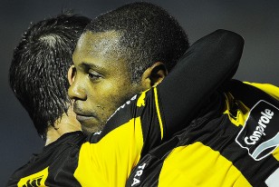 Marcelo Zalayeta abrazado con "Tony" Pacheco festejando el segundo gol carbonero.