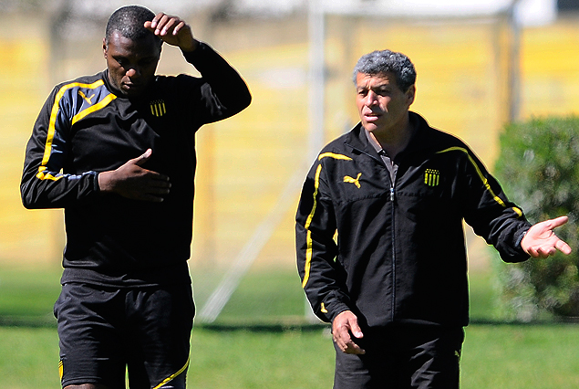 Marcelo Zalayeta en recuperación junto al fisioterapeuta el martes en Los Aromos. 