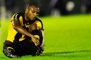 Marcelo Zalayeta se cambia los zapatos dentro mismo de la cancha. 