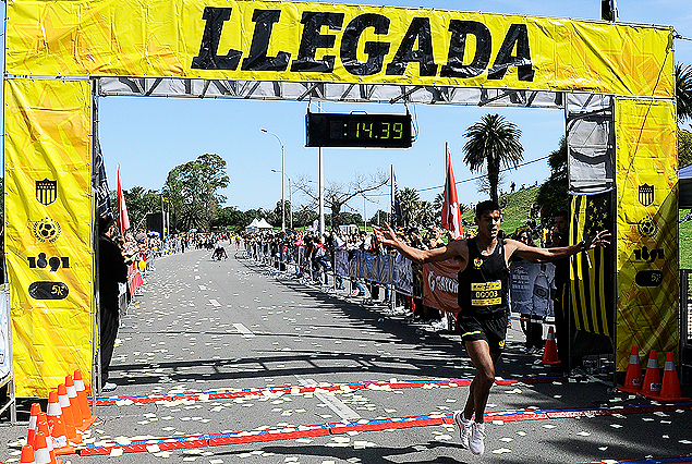 Cristian Zamora cruza la meta y se convierte en el ganador de la 5K que organizó Peñarol.