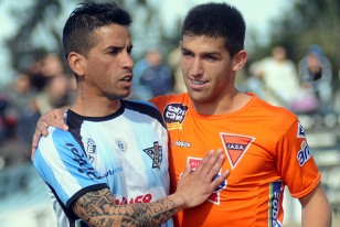 El albiceleste Juan Ramón Curbelo y Mauricio Alonso, con la camiseta de la IASA, por primera vez frente a Cerro, en el abrazo. 