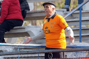 El veterano hincha de la IASA en la Tribuna a puro grito palpitando con el "buzón".