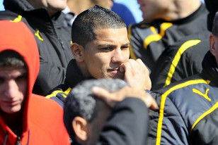 Carlos Núñez, lesionado, en la tribuna visitante del estadio Franzini.