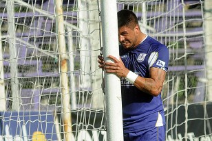 Ramón Arias no pudo creer el gol anulado y golpeó la cabeza contra el palo derecho. 