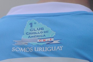 El dorso de la camiseta celeste con la que Nacional, conmemoró el 111 aniversario del primer triunfo internacional uruguayo.