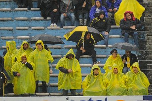 Los hinchas aurinegros, bajo agua, cantaron el feliz cumpleaños.