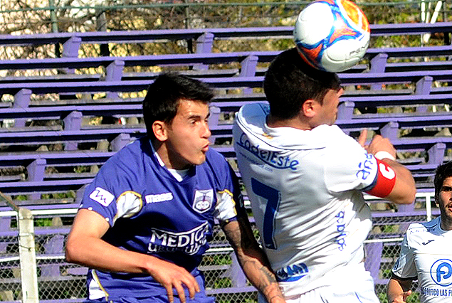 Adrián Luna en ataque y el anticipo de Alejandro Reyes.