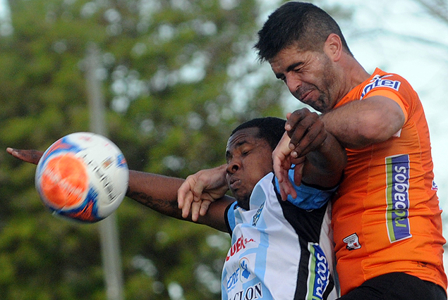 Edgar Martínez con todo en la marca sobre Hugo Silveira, luego expulsado; empataron 0:0 en el Estadio Casto Martínez Laguarda de San José. 