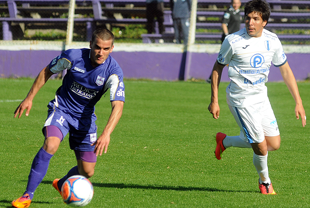 Mauro Arambarri al ataque seguido por Sebastián Rosano. 