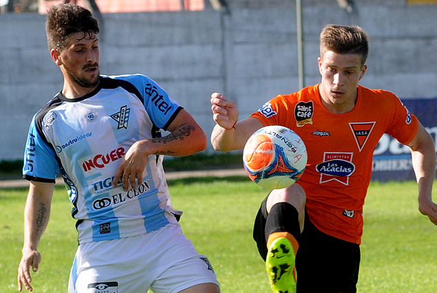 Matías Masiero en la intención de cruzar a Federico Gallego, el dueño de la pelota en San José. 