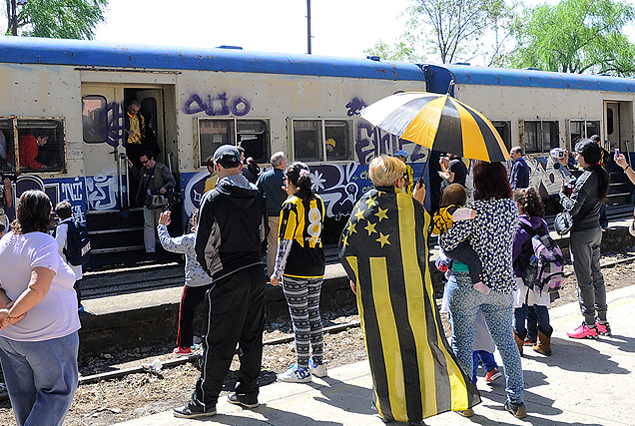 El pueblo aurinegro en el festejo de la llegada del tren a la estación Peñarol, lugar donde comenzó la leyenda.