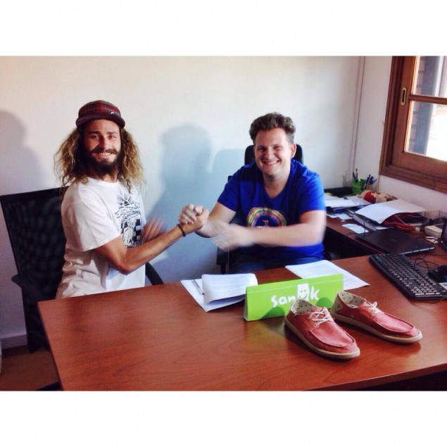 Santiago Madrid y Marcelo Babat (brand manager de Sanuk para Uruguay) estamparon la firma y sellaron la alianza.