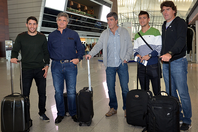 Rebollo, Otero, el Profesor Herrera, De Arrascaeta y Mayada en el momento de abordar el vuelo rumbo a París. 