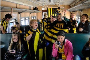 Los hinchas, chicos y grandes, a pura alegría en el viaje al festejo de los 123 años.