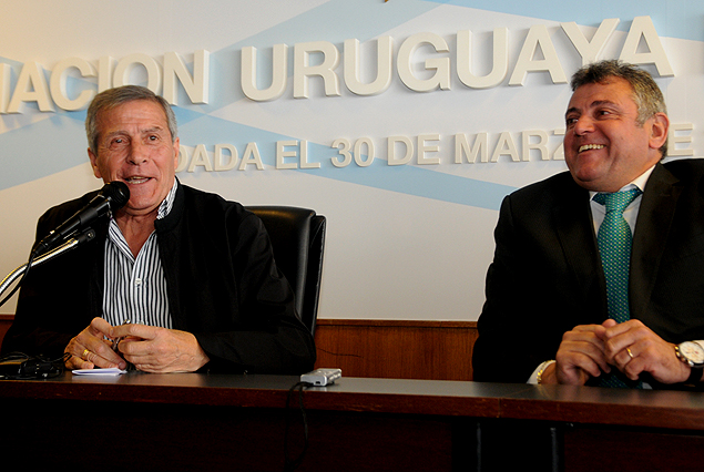 El Maestro Tabárez y el Esc. Wilmar Valdez, presidente de la AUF, en la conferencia. 