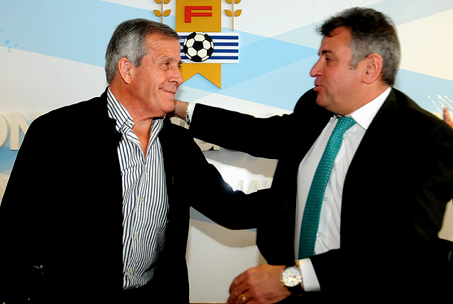 El Maestro Tabárez y el Esc. Wilmar Valdez, presidente de la AUF. el viernes en la firma del contrato del entrenador. 