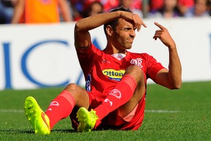 Anderson Silva, lesionado, sentado en el césped solicitó cambio al entrenador barán. 