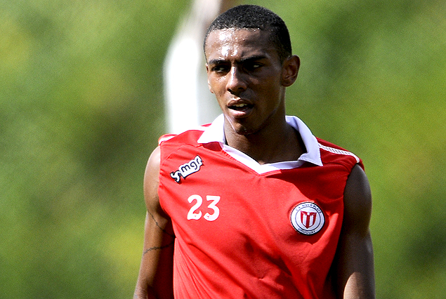 Angel Rodríguez en el mediocampo de los darseneros.