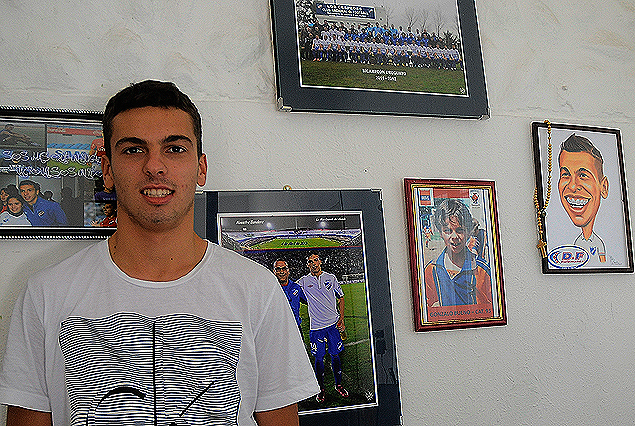 Gonzalo con sus recuerdos deportivos en el domicilio de sus padres.
