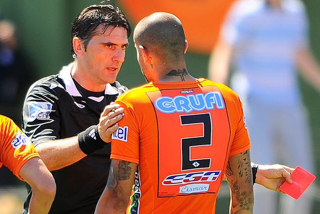 Federico Gallego, en el momento que Darío Ubríaco le mostró la roja frente a Racing.