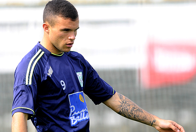 Cristian Tabó firme en la ofensiva de Racing.