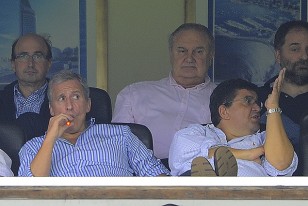 El presidente Juan Pedro Damiani y restantes dirigentes aurinegros en zona de palco oficial.