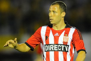 Israel Damonte, con la camiseta de Estudiantes volvió a jugar en el Estadio Centenario.