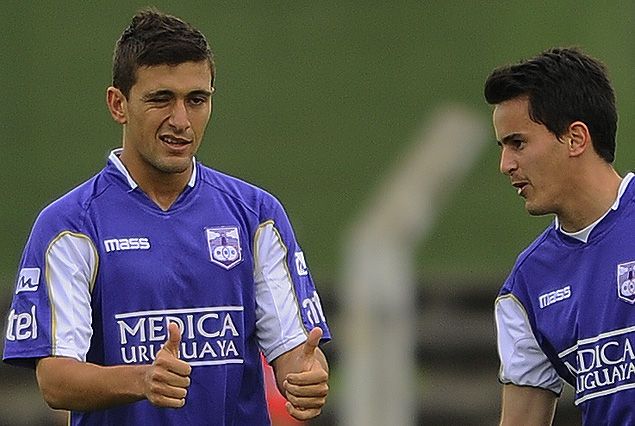 Giorgian De Arrascaeta y Adrián Luna en el festejo del primer gol violeta.
