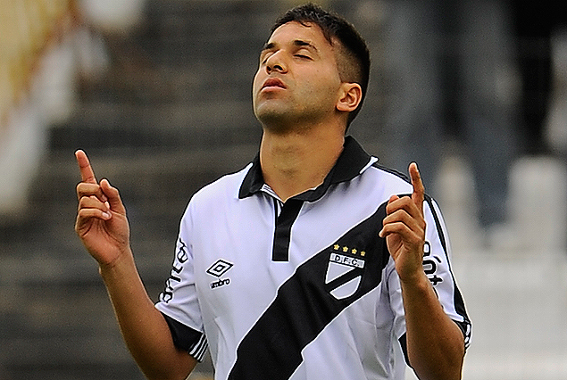 El gesto de Miguel De los Santos a los dos minutos de juego. Gol para Danubio y buen partido. 
