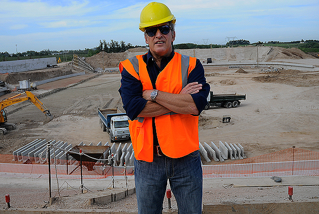 Juan Pedro Damiani, el presidente de Peñarol, se puso el casco y el chaleco de los operarios que trabajan en el gran sueño del Estadio, en la Ruta 102; el proyecto y el fin de año electoral en el club donde va por la segunda reelección.