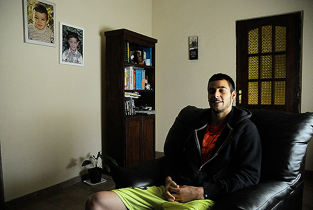 Guillermo de Amores en casa con las imágenes de  la famlia, el arquero de niño y su hermano. 