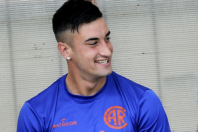 Erick Cabaco en la defensa de Rentistas ante El Tanque Sisley.