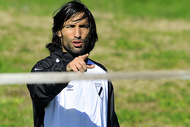 Ernesto Farías jugará el sábado frente a Cerro.