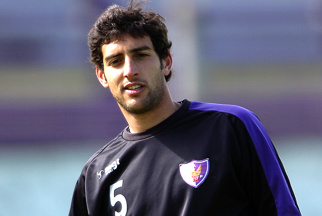 Fabricio Silva en la zaga de Fénix ante Wanderers.