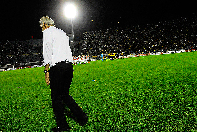 Jorge Fossati, el técnico de Peñarol, en la noche de tristeza en la Copa Sudamericana. 